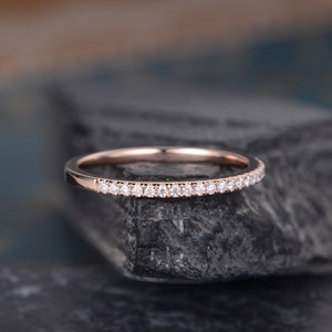 Anillo de bodas de oro rosa con diamantes, de media eternidad, apilable, minimalista, delicado, a juego, ideal como regalo de aniversario o promesa nupcial.