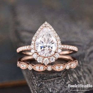 Lab Grown Diamond Engagement Ring Set 2pcs Pear Shaped Wedding Ring Rose Gold Bridal Set Tear Drop Halo Ring Art Deco Ring Cluster Halo Ring