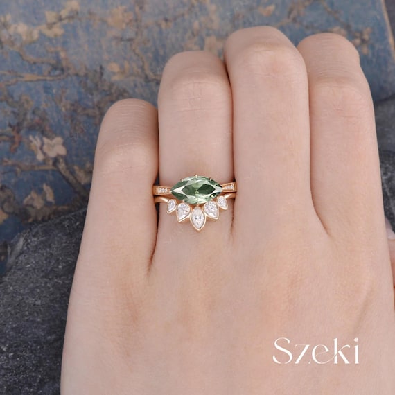 ヴィンテージ マーキスカット グリーンサファイア エンゲージリング