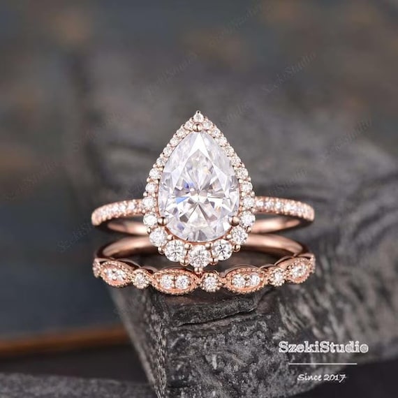 18K ホワイト ゴールド ツイストバンド リング0.13ct モアッサナイト