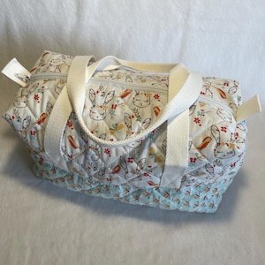 Vanity trousse bébé toilette //  Trousse toilette accessoires bébé // Rangements articles bébé bain et beauté  // Tissu coton matelassé