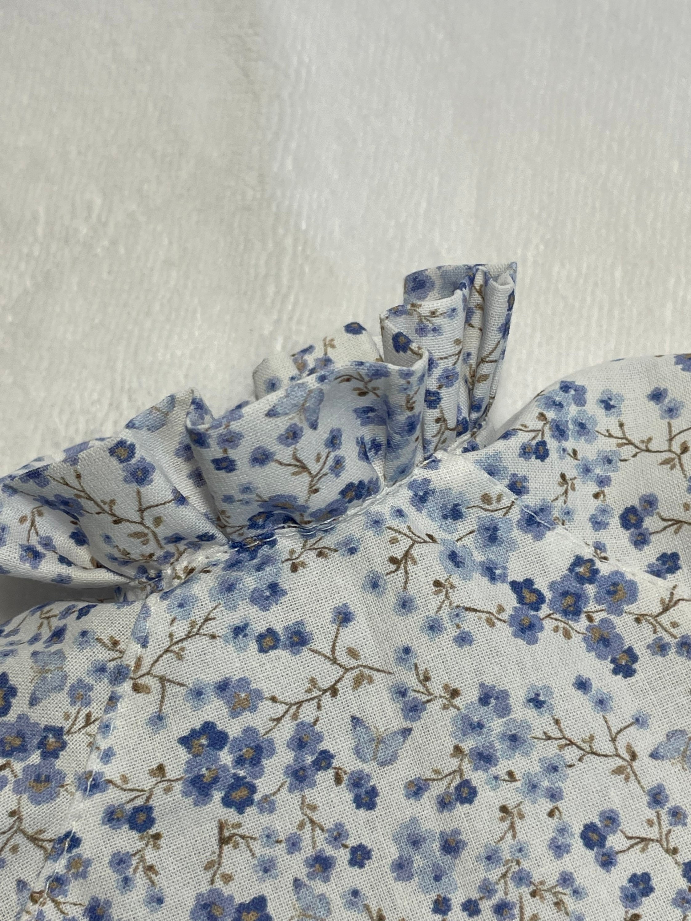 人形の服 // 人形、人形用の花柄プリントコットンのフリル襟付き