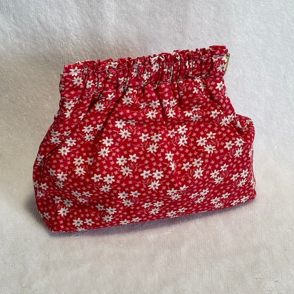 Bourse // Pochette clic-clac // Porte monnaie // Range- clés en tissu coton sur fond rouge à petites fleurs blanches