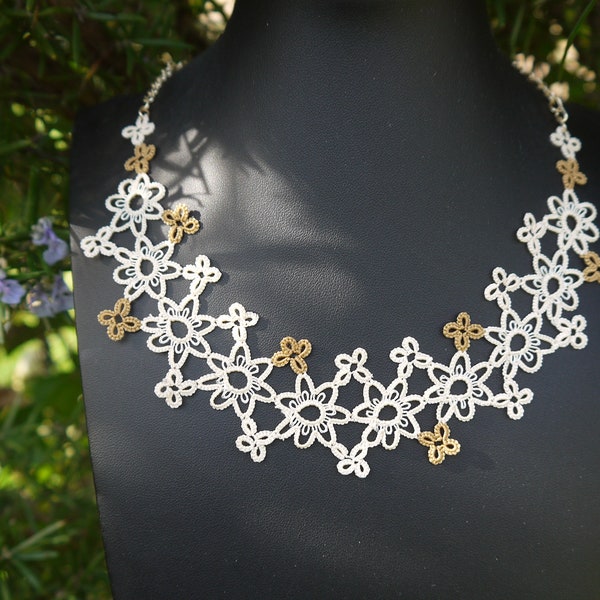 Collier fleurs en frivolité à la navette