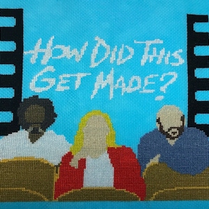 Puede incluir: Bordado de punto de cruz con tres personas sentadas en fila con el texto "How Did This Get Made?" en letras blancas sobre un fondo azul.