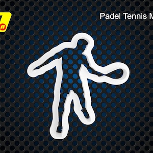 Può includere: Silhouette bianca di una persona che gioca a paddle tennis su uno sfondo nero e blu con il testo "Padel Tennis Male".