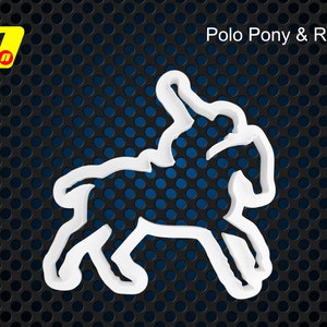 Könnte beinhalten: Weiße Silhouette eines Poloponys und Reiters, der Reiter hält einen Schläger, das Pony rennt, das Bild ist auf einem schwarzen Hintergrund mit einem Gittermuster.