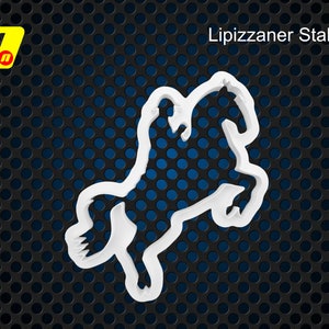 Op de afbeelding: Witte silhouet van een Lipizzaner hengst die op zijn achterpoten opkomt tegen een zwarte en blauwe achtergrond.