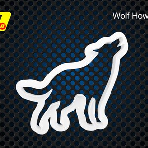 Può includere: Silhouette bianca di un lupo che ulula su uno sfondo nero e blu. Lo sfondo è una griglia di piccoli cerchi.