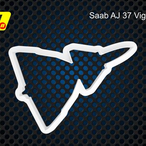 Op de afbeelding: Witte silhouet van een Saab AJ 37 Viggen gevechtsvliegtuig tegen een blauwe en zwarte achtergrond.