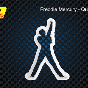 Può includere: Tagliapasta a forma di silhouette bianca di Freddie Mercury della band Queen, in una posa rock and roll con un microfono.
