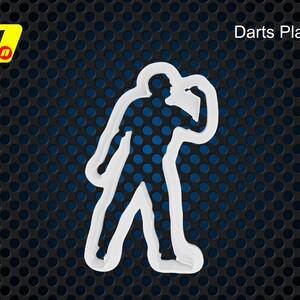 Könnte beinhalten: Ein weißer Kunststoff-Ausstecher in Form eines Dartspielers in Wurfhaltung. Das Design zeigt die Silhouette einer Person, die einen Dartpfeil nahe am Gesicht hält. Der Text Darts Player ist in der oberen rechten Ecke des Bildes abgedruckt.