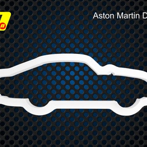 Pode incluir: Contorno branco de uma silhueta de carro Aston Martin DB5 contra um fundo preto e azul.