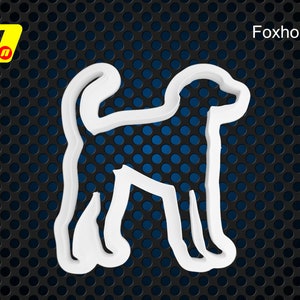 Puede incluir: Silueta blanca de un perro Foxhound de pie sobre un fondo negro y azul. La palabra "Foxhound" está escrita en blanco en la parte superior de la imagen.