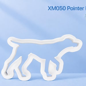 Può includere: Un tagliabiscotti bianco a forma di cane da caccia pointer, con il testo XM050 Pointer Hunting Dog. L'oggetto presenta un contorno bianco solido e netto, posizionato su uno sfondo azzurro con un logo giallo visibile nell'angolo.