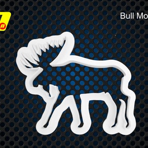 Op de afbeelding: Een witte koekjesvorm in de vorm van een elandstier met een groot gewei. De tekst Bull Moose staat in de rechterbovenhoek en een geel logo met de letter n is zichtbaar in de linkerbovenhoek tegen een donkere rasterachtergrond.