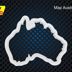 Può includere: Un tagliabiscotti bianco a forma di mappa dell'Australia. L'oggetto presenta il contorno distinto del continente australiano. Il testo "Map Australia" è stampato nell'angolo in alto a destra e un logo giallo e rosso si trova in alto a sinistra.