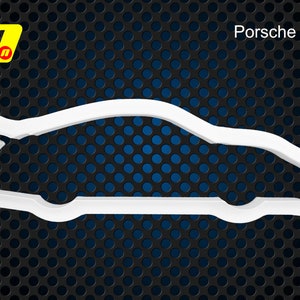 Pode incluir: Cortador de biscoitos de plástico branco em forma de carro Porsche 911.