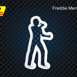 Può includere: Silhouette bianca di Freddie Mercury che canta in un microfono. La silhouette è su uno sfondo nero con un motivo a griglia blu.