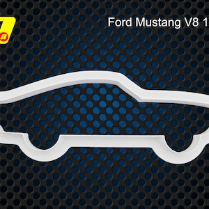 Può includere: Tagliapasta a forma di silhouette bianca di una Ford Mustang V8 1968. Il tagliapasta è su uno sfondo nero e blu.