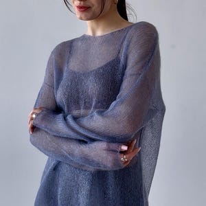 Suéter de punto de mohair transparente: morado claro, azul y gris, cuello barco