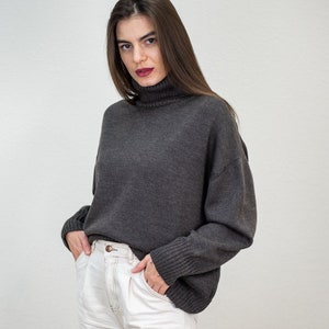 Suéter de cuello alto extragrande de lana merino: tejido cálido para mujer