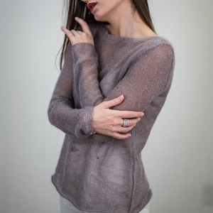 Grauer lila Mohair sexy Pullover, Minimalistischer dünner Strickpullover mit U-Boot-Ausschnitt