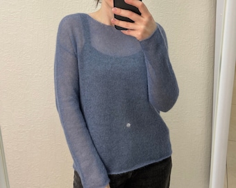 Denimblauer Mohairpullover: Transparenter, flauschiger Strickpullover