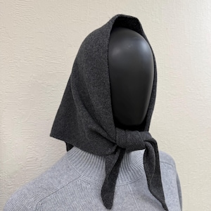 Cachecol clássico de lã merino cinza carvão com formato triangular - Cachecol feminino quente na cor grafite, tamanho pequeno.
