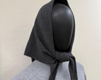 Bufanda clásica triangular de lana merino gris carbón - Pañuelo cálido para mujer color grafito, versión pequeña