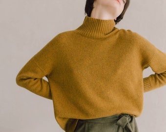 Suéter de pura lana color mostaza para mujer, suéter minimalista de cuello alto de color caqui suave y acogedor para mujer