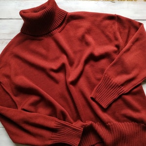 Suéter de gran tamaño de lana merino, cuello alto de lana cálido de terracota, suéter cálido minimalista para mujeres imagen 2