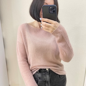 Puderrosa Mohair-Pullover, Minimalistischer, dünner Strickpullover mit U-Boot-Ausschnitt
