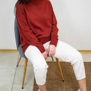 Suéter de gran tamaño de lana merino, cuello alto de lana cálido de terracota, suéter cálido minimalista para mujeres imagen 3