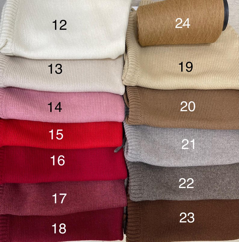 Puede incluir: Primer plano de una pila de muestras de tela en varios colores, incluyendo blanco, beige, rosa, rojo, burdeos, gris, marr&oacute;n y tostado. Las muestras est&aacute;n numeradas del 12 al 24.