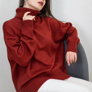 Suéter de gran tamaño de lana merino, cuello alto de lana cálido de terracota, suéter cálido minimalista para mujeres imagen 1
