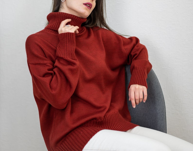 Suéter de gran tamaño de lana merino, cuello alto de lana cálido de terracota, suéter cálido minimalista para mujeres imagen 1