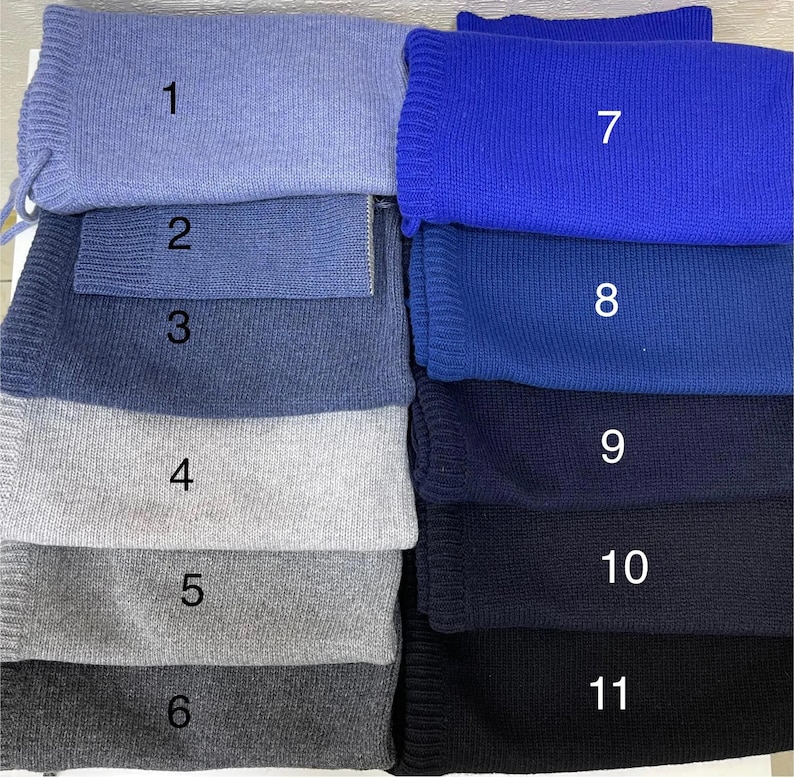 Puede incluir: Un conjunto de once muestras de tela en varios tonos de azul, gris y negro. Las muestras est&aacute;n numeradas del 1 al 11.