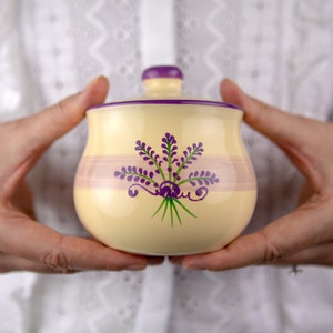 Keramisk sockerskål med lock, lavendelblommig design, 283 g
