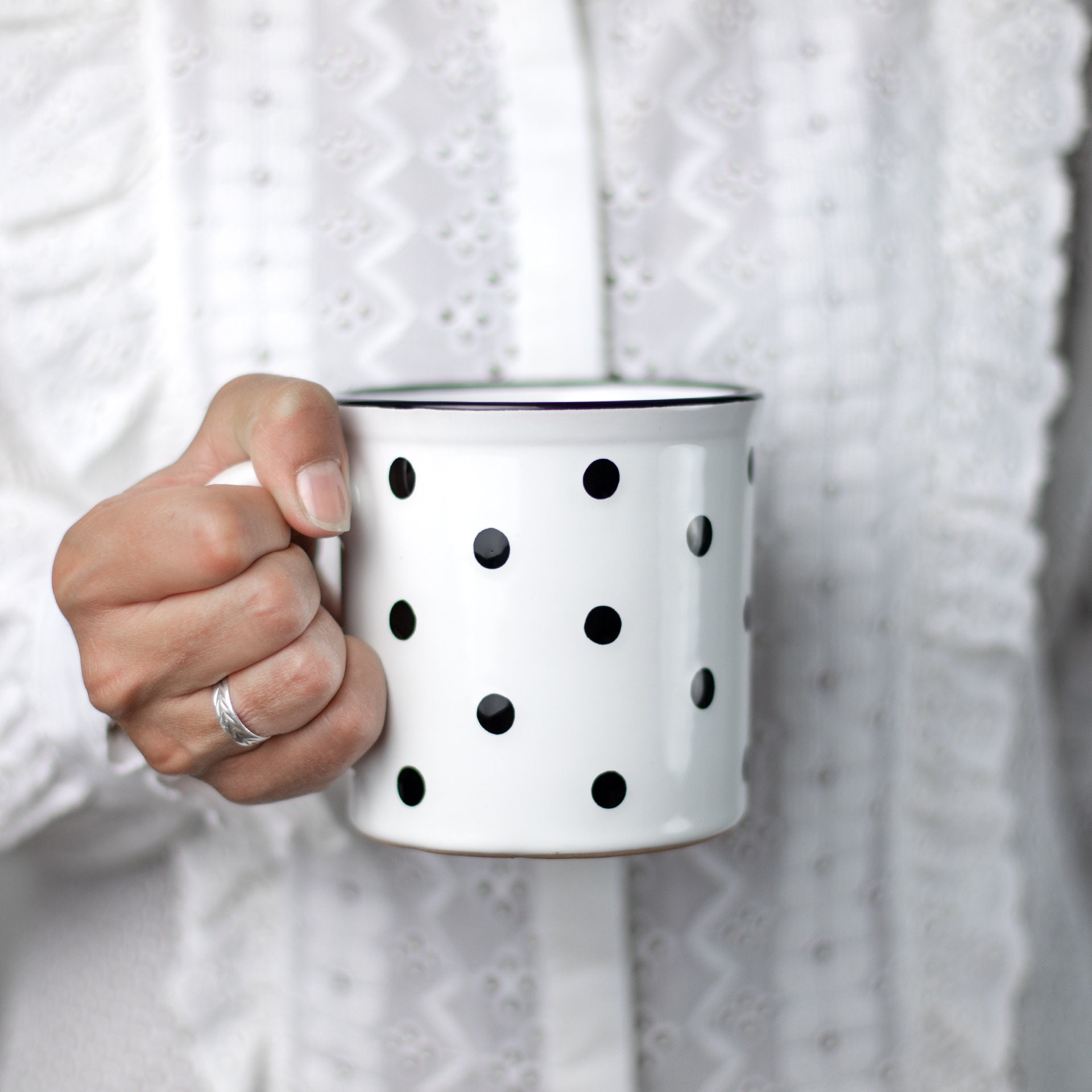 Taza de café grande / taza de sopa de cerámica / taza de café de gres,  lunares blancos y negros, taza EXTRA GRANDE, taza linda de cerámica hecha a  mano -  España