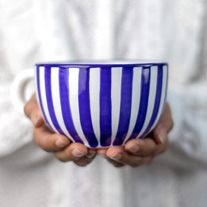 Grote koffiemok | Aardewerk soepmok | Steengoed koffiemok, marineblauwe streep, kuststrand, EXTRA GROTE mok, handgemaakte keramische schattige mok