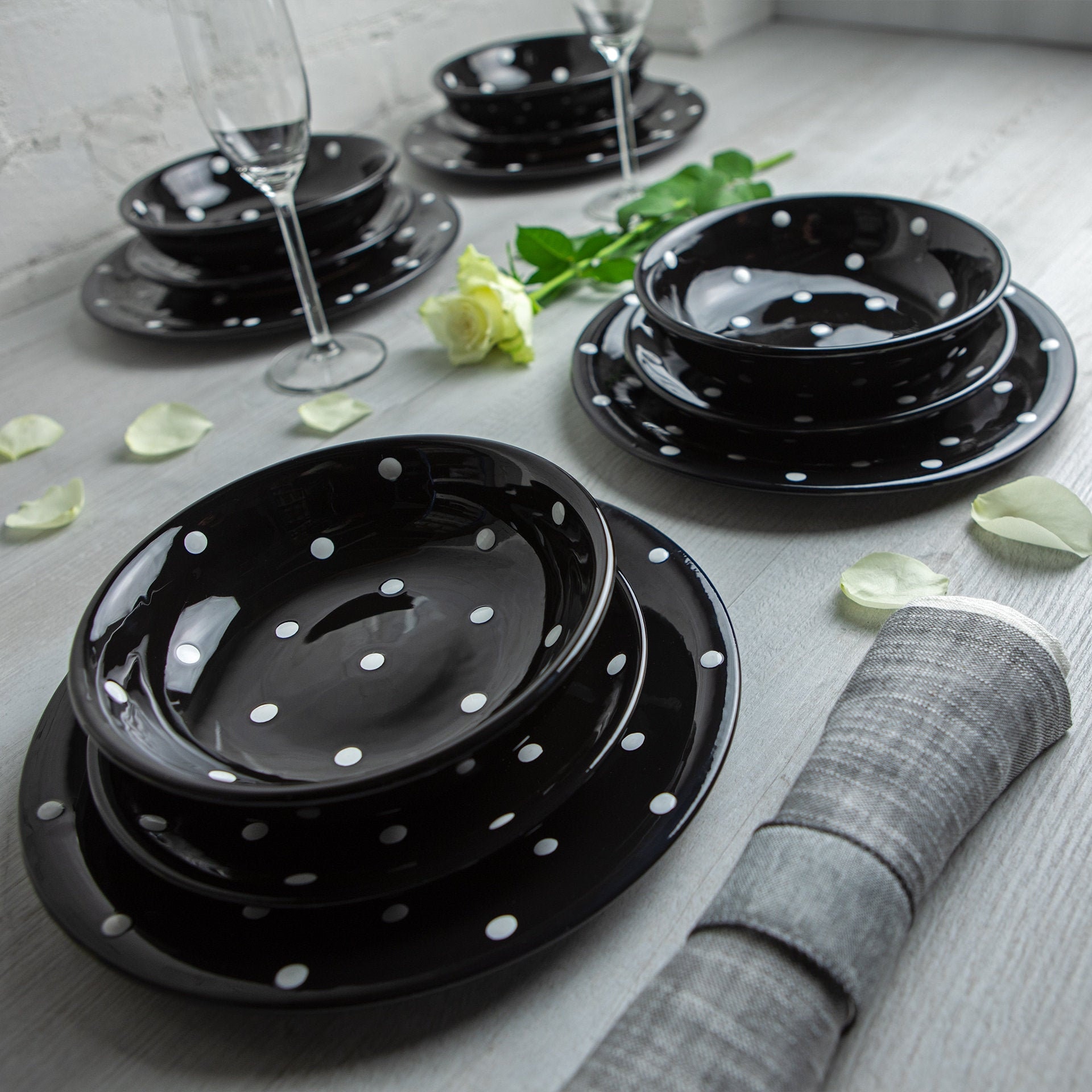 Bianco Nero Glass Dinner Set with Spoons Decoration-By Forme Roma –  DishesOnly