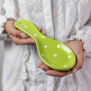 Poggia cucchiaio in ceramica, porta cucchiaio, poggia utensili da cucina, verde con pois bianchi, ceramica in gres fatta a mano, regalo di inaugurazione della casa