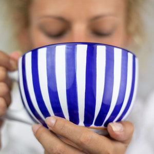 Große Kaffeetasse Keramik Suppentasse Steingut-Kaffeetasse, Marineblauer Streifen, Küstenstrand, EXTRA LARGE Becher, handgemachte süße Keramiktasse Bild 2