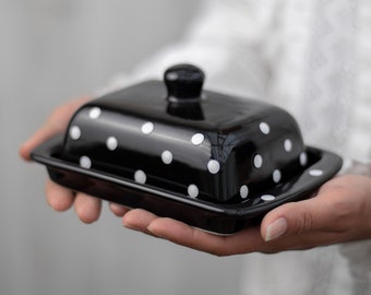 Handgemachte Schwarze Steingut Butterdose, Weißer Polka Dot Deckel