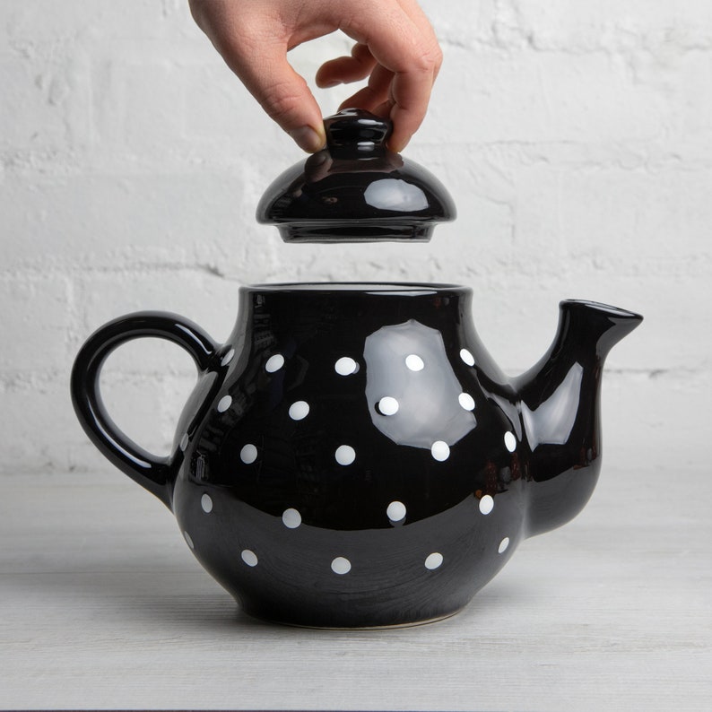 Théière en céramique noire, théière en poterie faite main, très grande à pois blancs, grès unique, cadeau de pendaison de crémaillère pour les amateurs de thé image 7