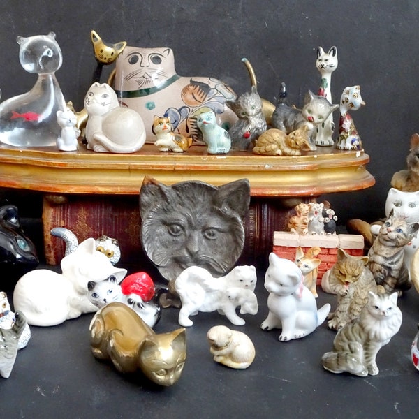 Lot de 35 figurines de chat, chats en céramique, laiton, résine, verre. Chats de collection instantanée. Ensemble de figurines de chat