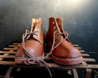 Chaussures en sabots en cuir rouge faites à la main avec semelle en bois