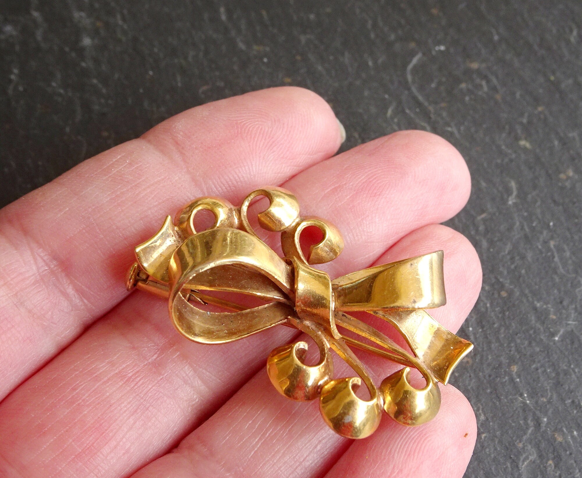 Broche Vintage Nœud De Plumes Plaqué Or 18k - Poinçonnée, 50x25mm, Occasion