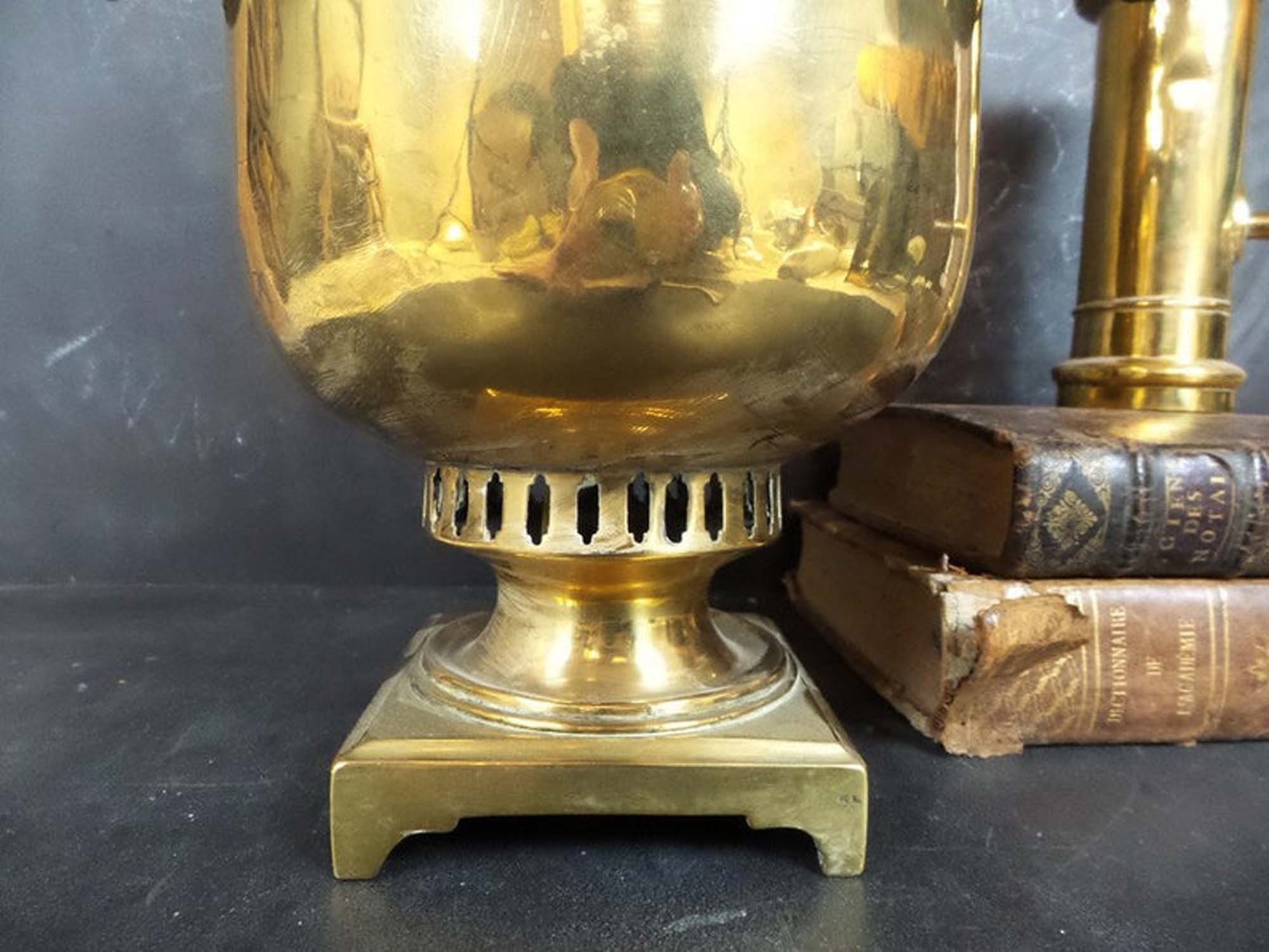 刻印と番号が入ったロシアの大型サモワール。19世紀のロシアの真鍮製